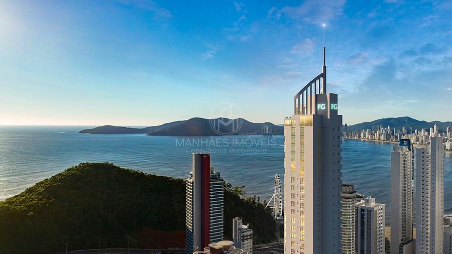 "Blue Coast Tower: Contemporâneo é viver próximo à natureza."