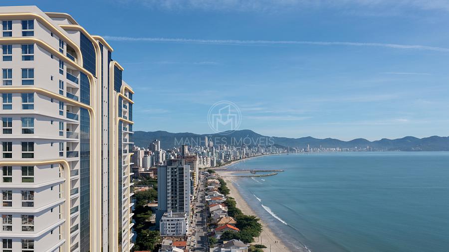 "Triton Skyhomes: O mar contempla sua majestade."
