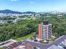 "Green View Residence: Rodeado por uma floresta urbana."