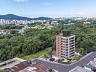 "Green View Residence: Rodeado por uma floresta urbana."