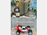 Garrafa de champagne Met Chandon F1 de 1988, Carrinho de controle remoto de 1990 e Raquete de tnis Wilson