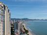 "Triton Skyhomes: O mar contempla sua majestade."