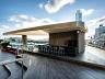 Bar panormico com vista para a mata, a marina e a cidade.