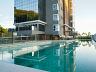 Piscina semiolmpica com borda infinita