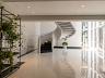 Hall com p direito duplo e escada